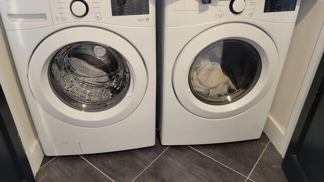 Building Photo - Beautifully renovated 2/2 condo downtown Sarasota with view of Bay!