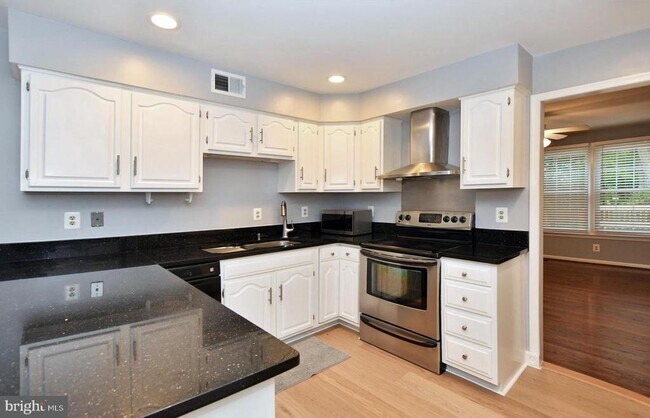 Building Photo - 10121 Crestberry Pl