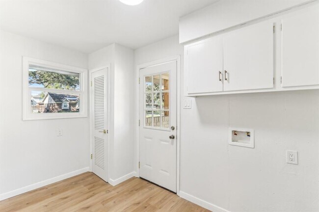 Building Photo - 8014 Meadowcroft Dr