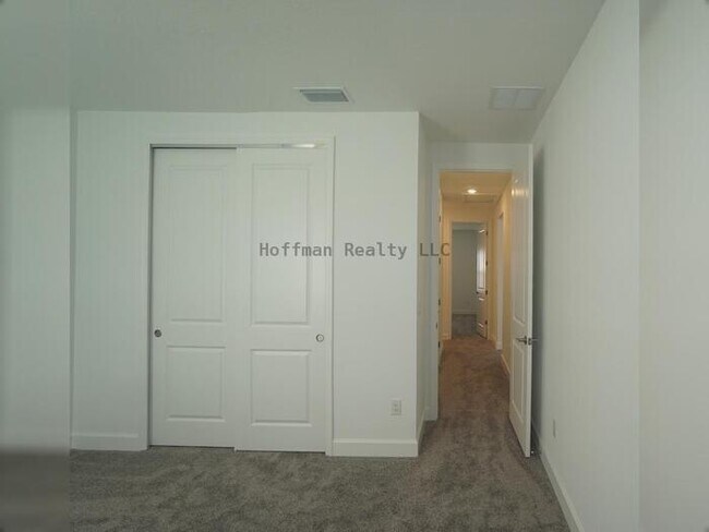 Building Photo - Stunning 5-Bedroom Lakeview Home in River ...
