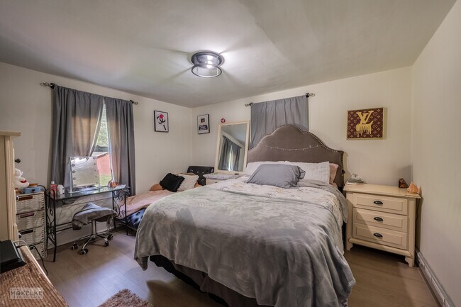 Building Photo - 405 N Bridge St