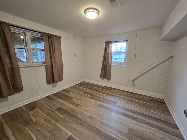 Building Photo - NEW LISTING!!!!!