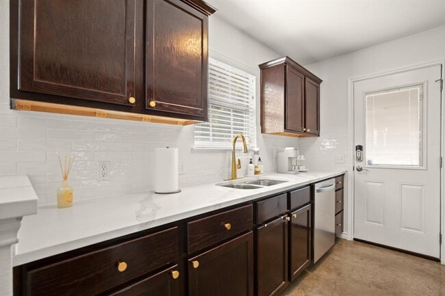 Building Photo - 7000 Villita Avenida