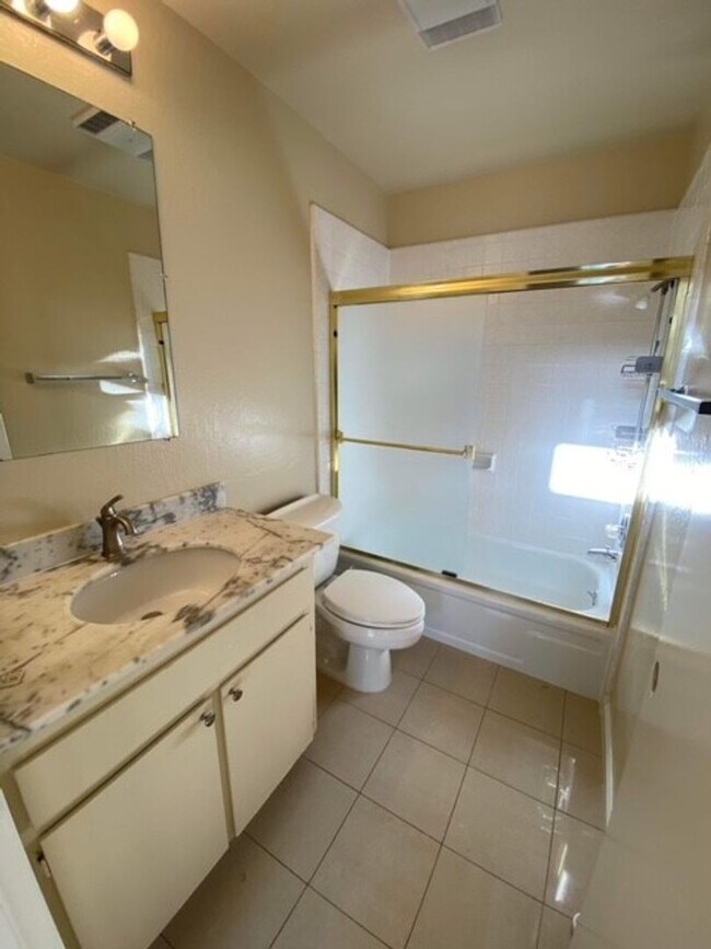 Building Photo - Sunny Townhouse in Lighthouse Cove