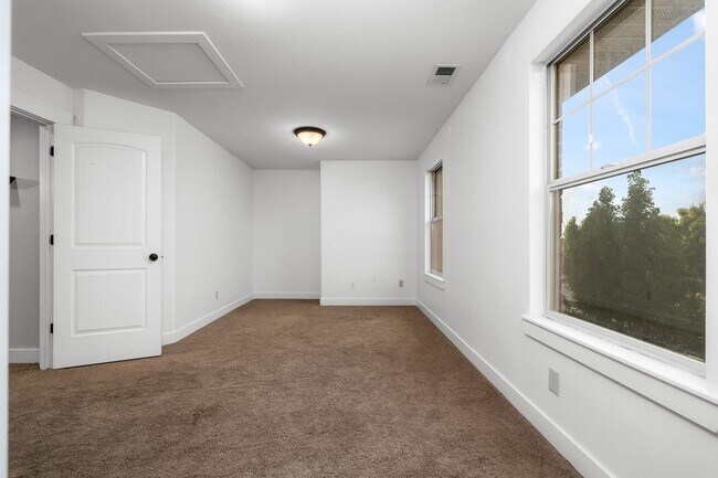 Building Photo - 2071 W Crescent Row
