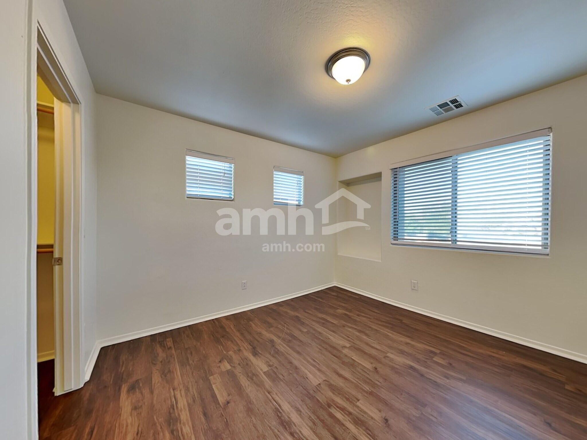 Building Photo - 6208 S 52nd Dr