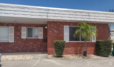 Building Photo - 1 bedroom, 1 bathroom end unit condo beach...