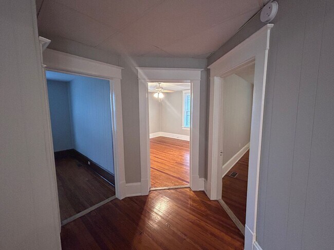 Building Photo - Spacious 3 BR home, Minutes to Medical Cen...