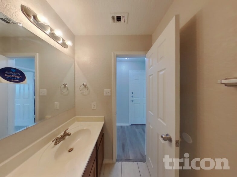 Building Photo - 8615 Silver Willow