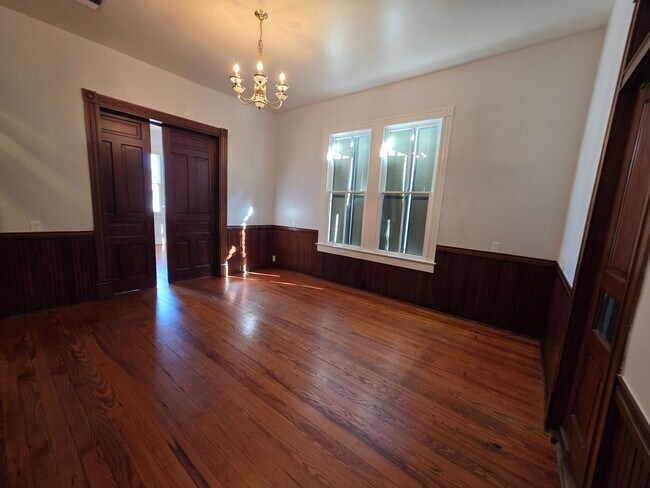 Building Photo - Large one story 3 bedroom Victorian cottage