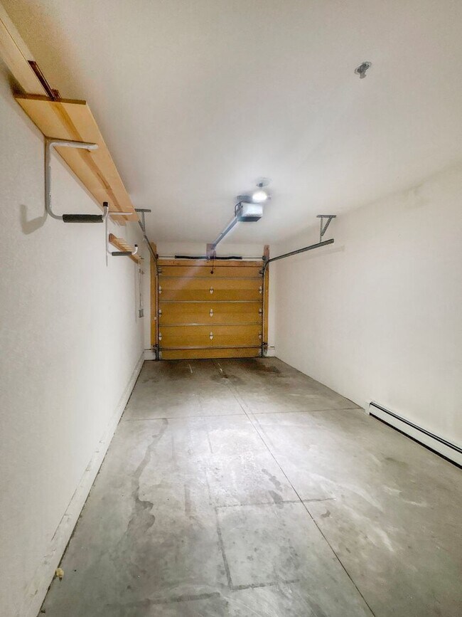 Building Photo - Move In Special! Furnished! Updated 3bed/3bath! 1 car garage! Heat included! Flexible lease terms!