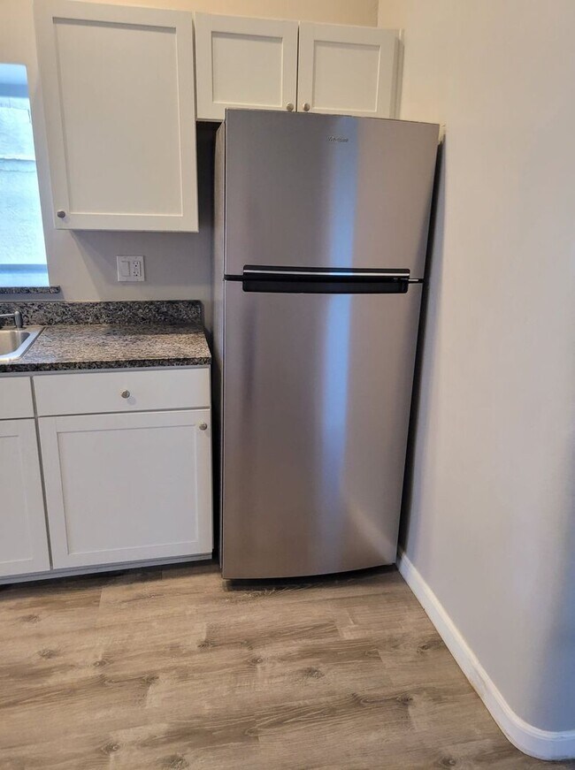 Building Photo - NEWLY REMODELED 1 BED 1 BATH