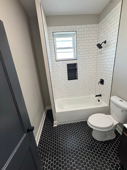 Building Photo - 4956 W Erie St