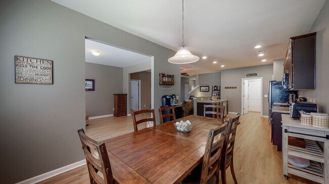 Building Photo - 3 bedrooms, 2 bathrooms in the City of Ric...