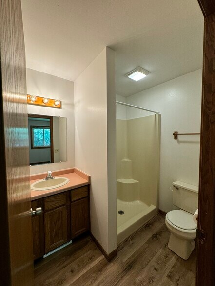 Master bathroom - 893 S Main St