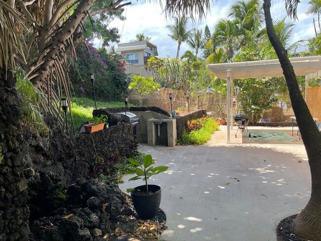 Building Photo - 2745 Puu Hoolai St