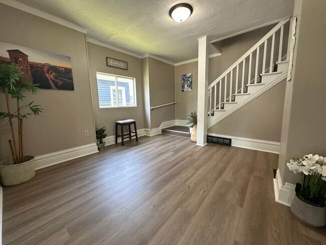 Building Photo - Renovated 3 bedroom house for rent in Wate...