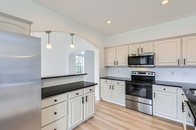Building Photo - **Spacious, Light-Filled 4 bed, 4 bath wit...