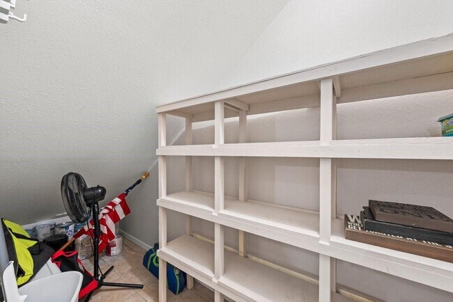 Building Photo - 2033 Lakeview Dr