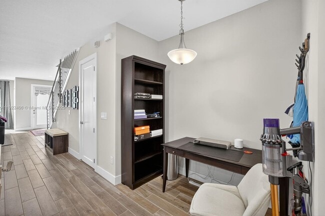 Building Photo - 1402 SW 4th Ave