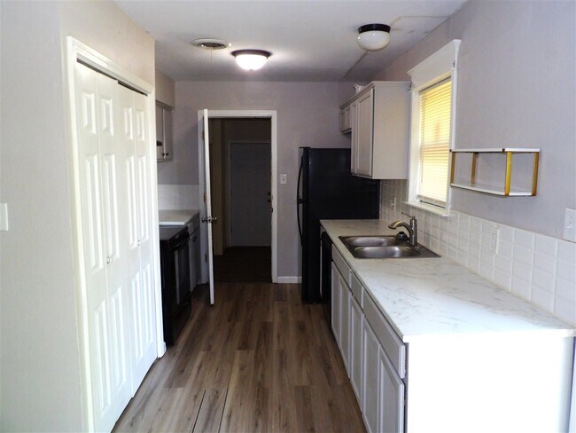 Building Photo - 4611 NW Santa Fe Ave