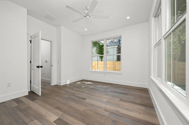 Building Photo - 1113 W 22 1/2 St