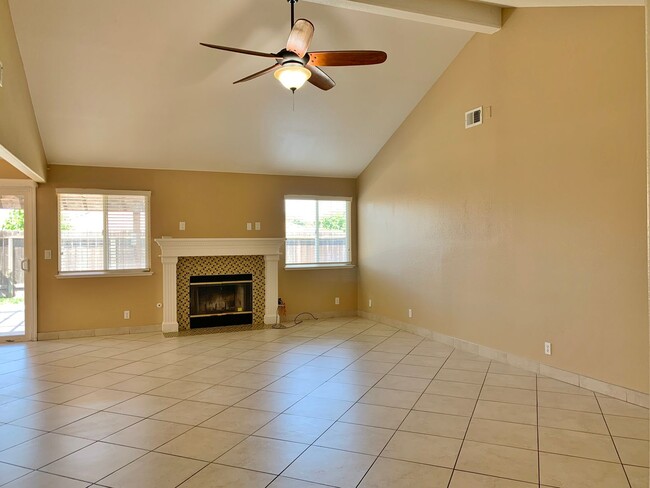 Building Photo - 4 Bedroom Home in Hollister