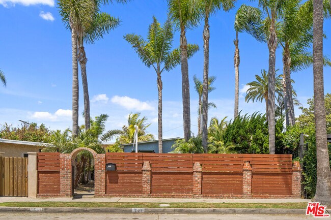 Building Photo - 721 Palms Blvd