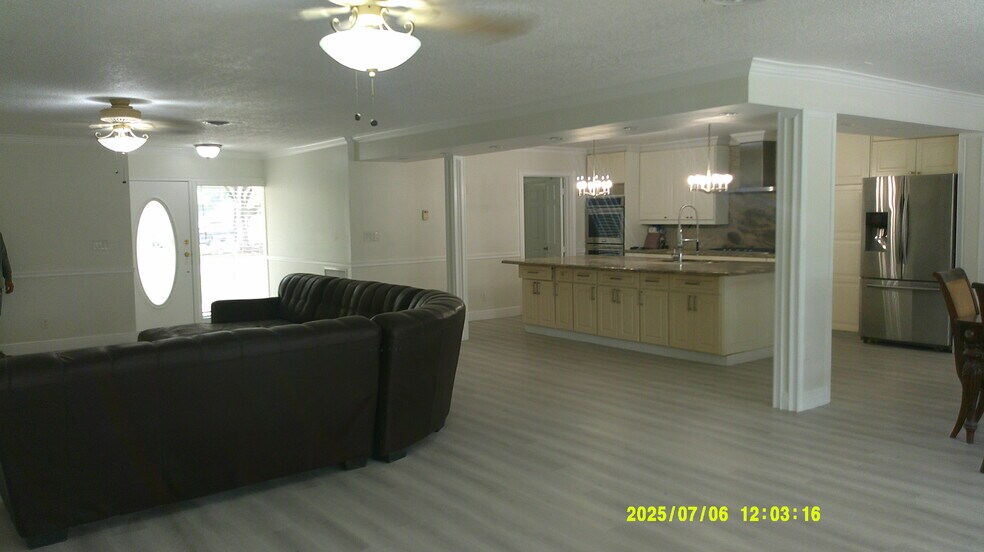 Building Photo - 215 Entrada Dr