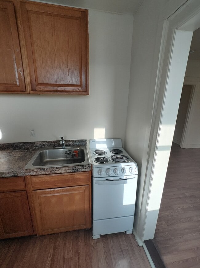 Building Photo - 446 Quincy Ave