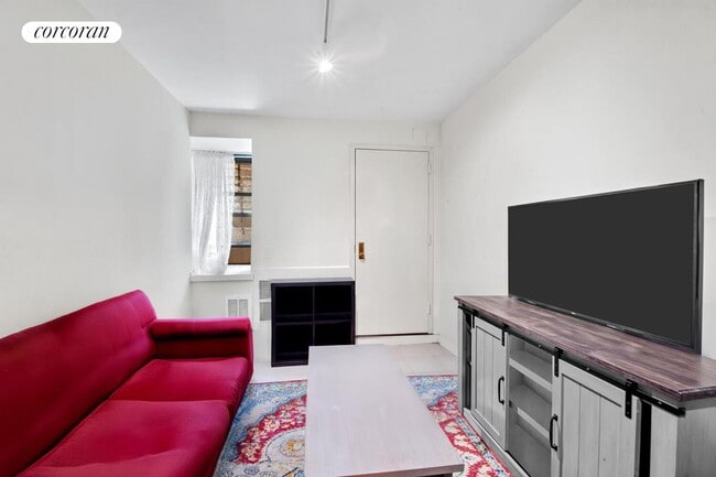 Primary Photo - 233 E 12th St