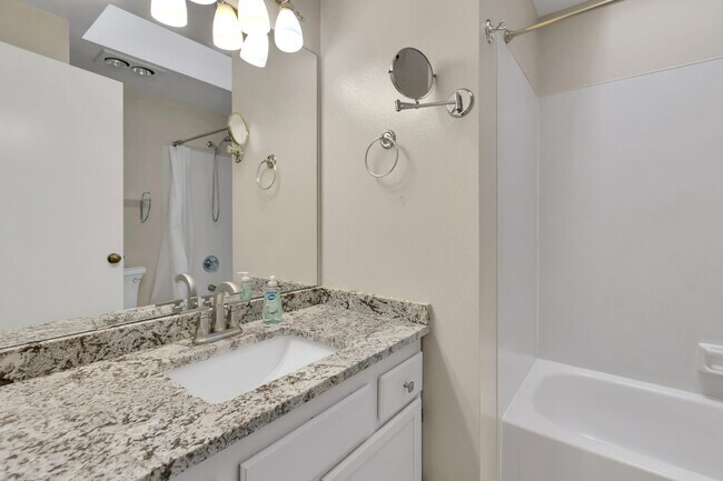 Building Photo - Spacious 3BR Home w/ Large Fenced Yard in Prime Woodinville Location