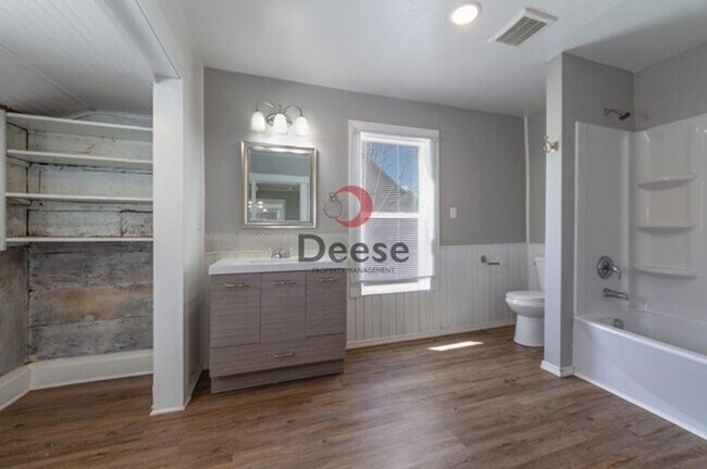Building Photo - Adorable Home Centrally Located