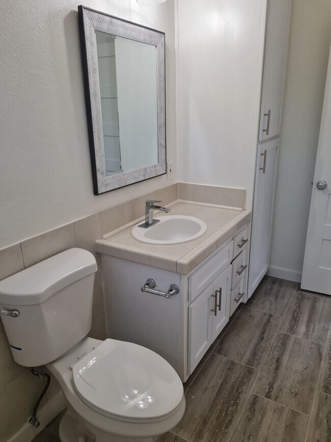Building Photo - 1437 W Almond Ave
