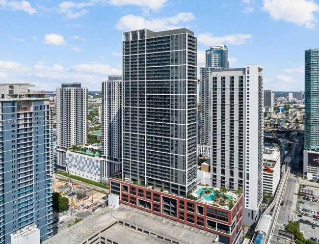 Building Photo - 601 NE 1st Ave