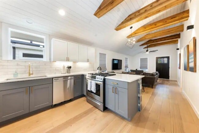 Building Photo - 2319 Santa Rita St