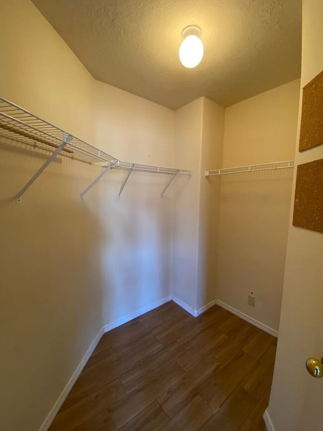 Building Photo - 3 bed 2.5 bath