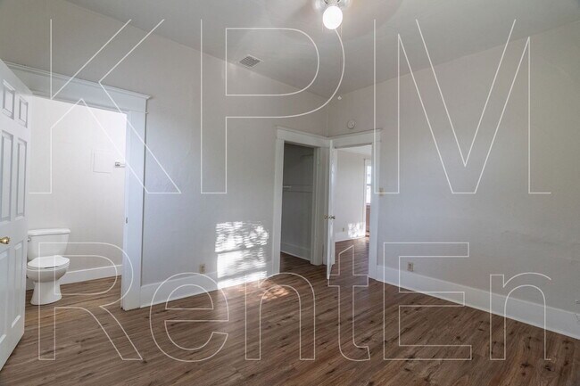 Building Photo - 121 E Lockeford St