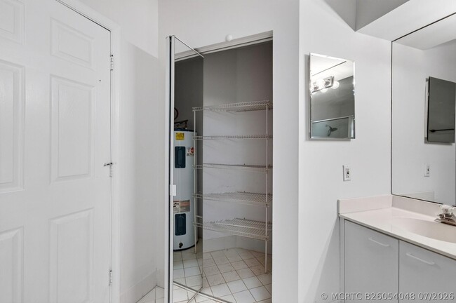 Building Photo - 5225 Brookview Dr