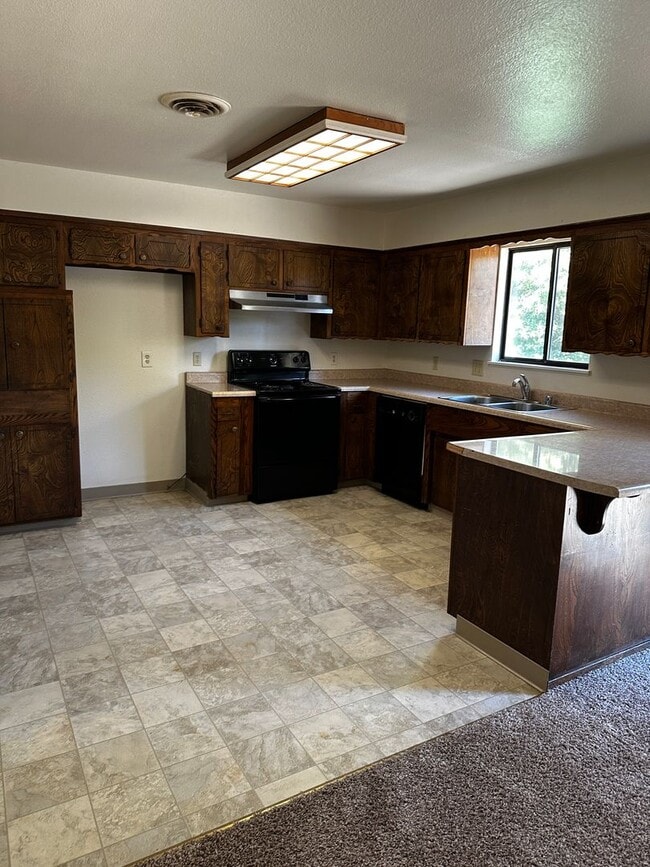 Building Photo - South Redding Home