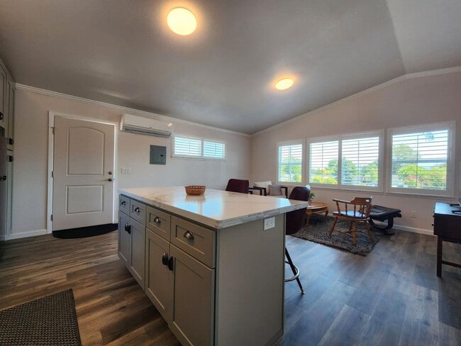 Building Photo - 1 Bedroom Upstairs Apartment.