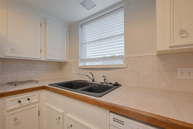Building Photo - 605 Sorrento Dr