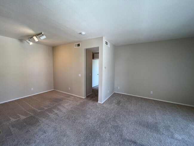 Building Photo - Green Valley Condo w/ Garage