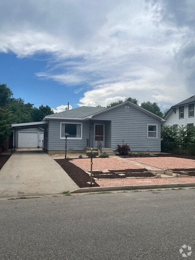 Building Photo - Charming Home w/ Fenced Yard in Central Lo...