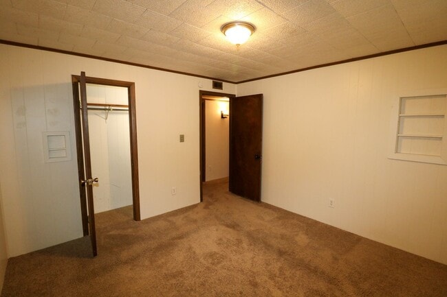 Building Photo - Cute Home Close to Town