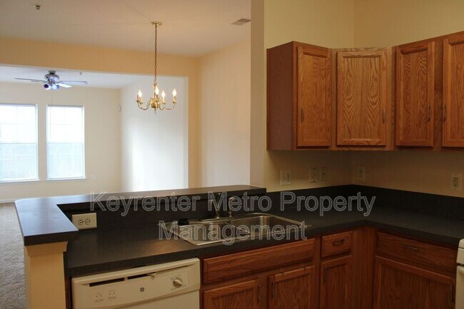 Building Photo - 1321 Karen Blvd