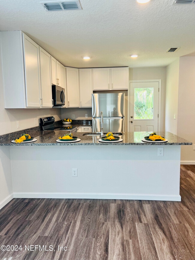 Building Photo - 575 S Woodlawn St