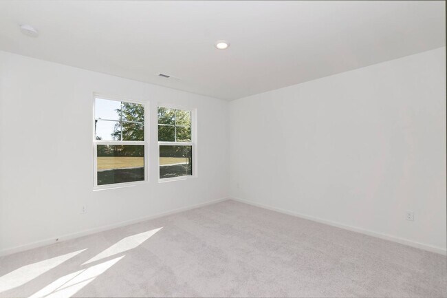 Building Photo - Three Bedroom End Unit Townhome!