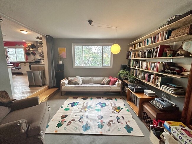 Building Photo - $0 DEPOSIT OPTION. Quaint 2 Bed, 1 Bath Ra...