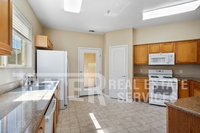 Building Photo - 5350 Dunlay Dr